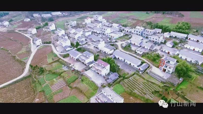 哈了哇，坐在云端往下看，这竟然是竹山啊！