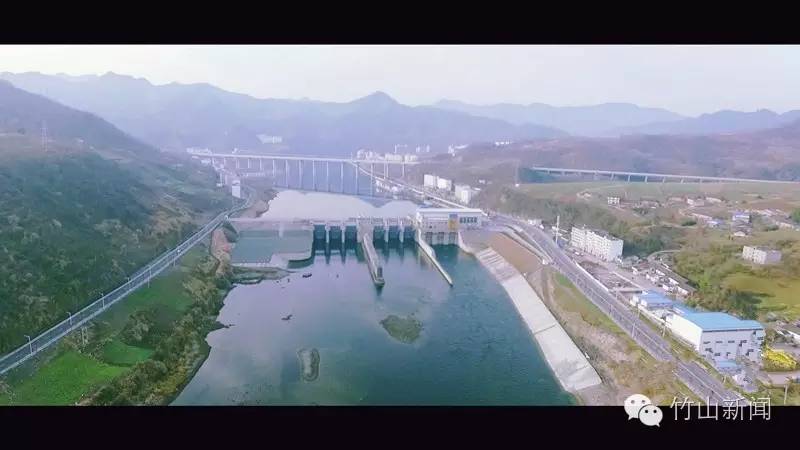 哈了哇，坐在云端往下看，这竟然是竹山啊！