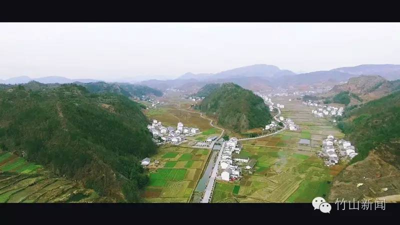 哈了哇，坐在云端往下看，这竟然是竹山啊！