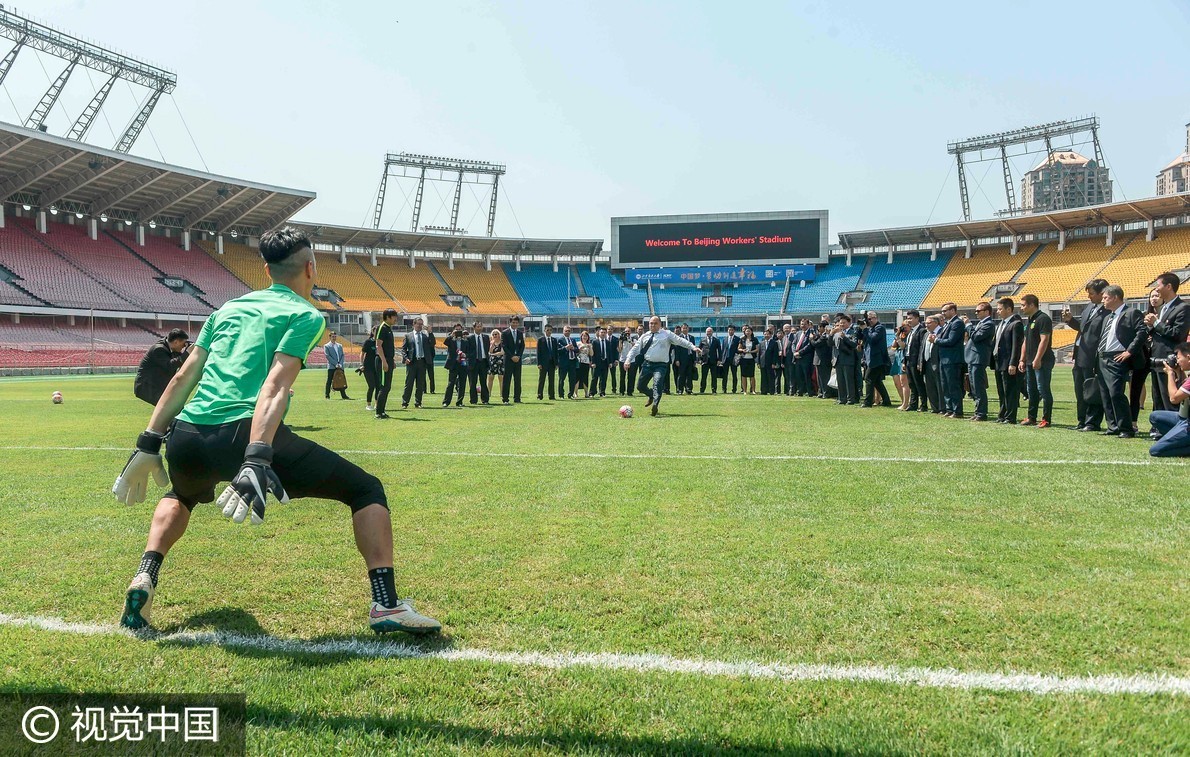 俱乐部今迎贵宾捷克总理获赠国安战袍