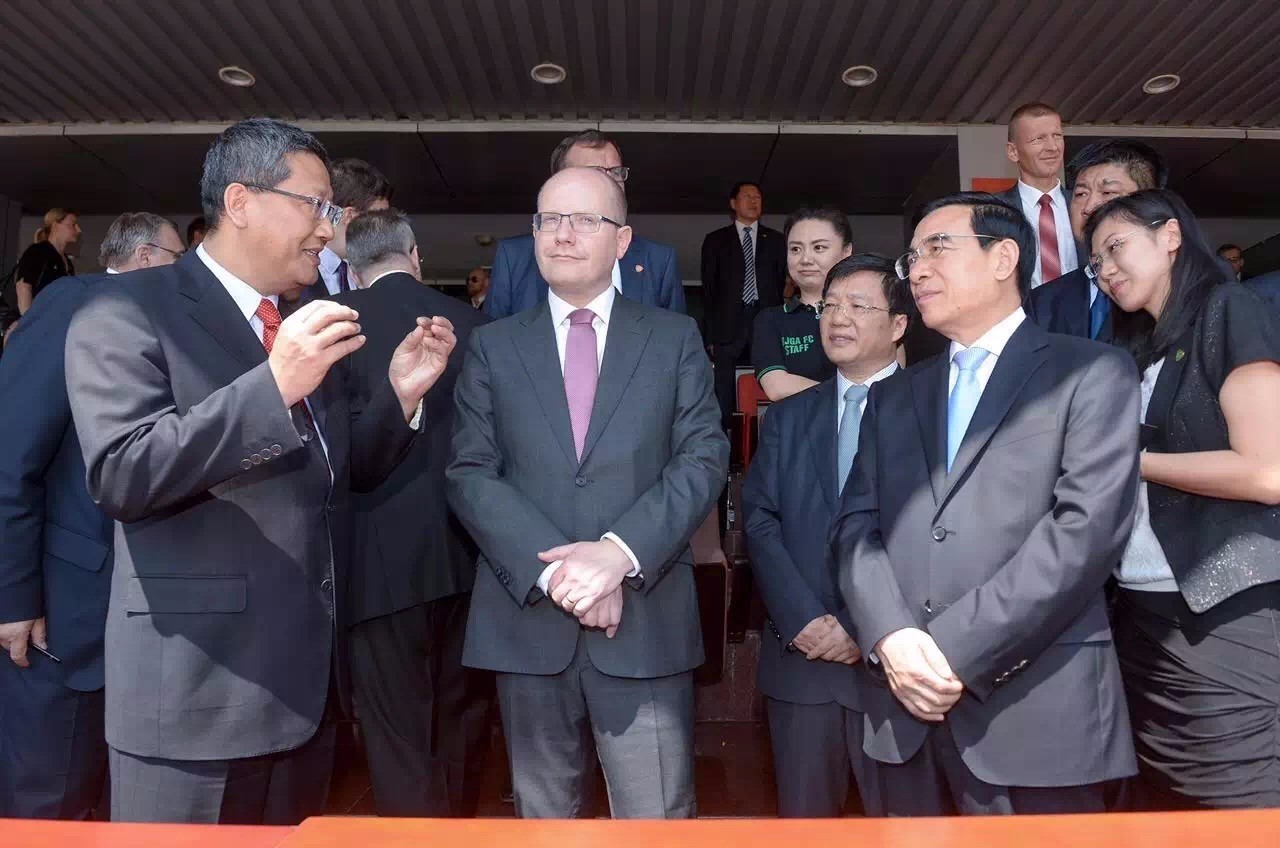 俱乐部今迎贵宾捷克总理获赠国安战袍