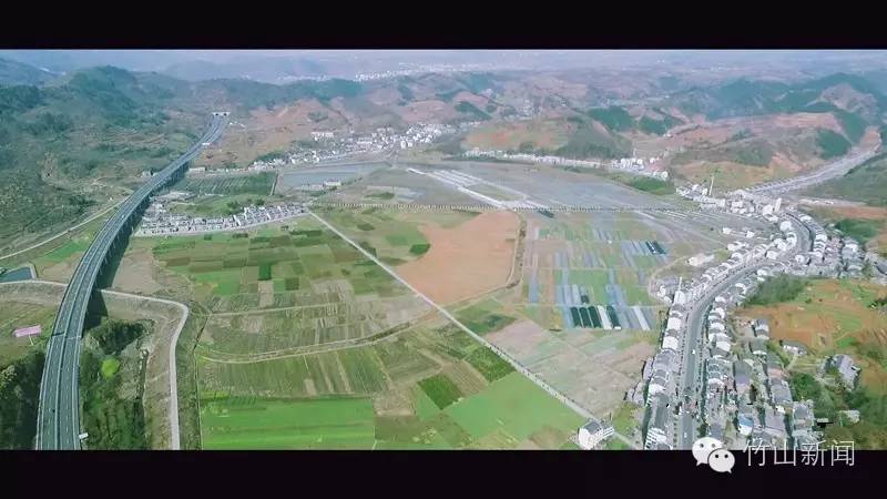 哈了哇，坐在云端往下看，这竟然是竹山啊！