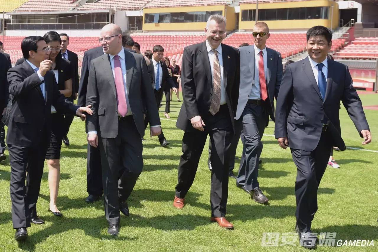 俱乐部今迎贵宾捷克总理获赠国安战袍