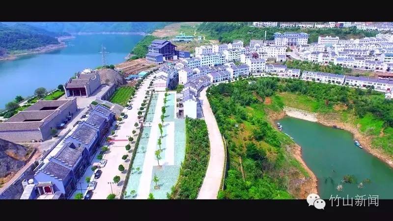 哈了哇，坐在云端往下看，这竟然是竹山啊！