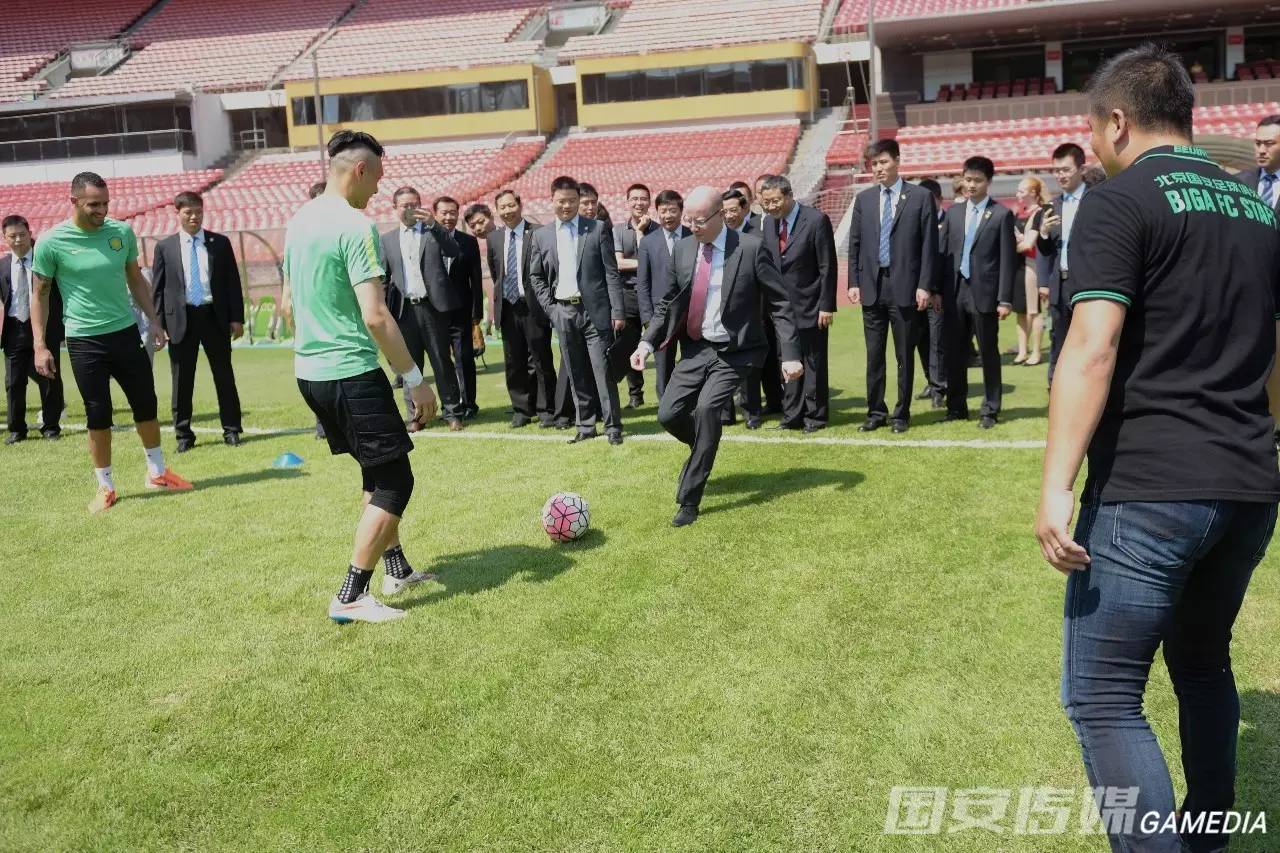 俱乐部今迎贵宾捷克总理获赠国安战袍