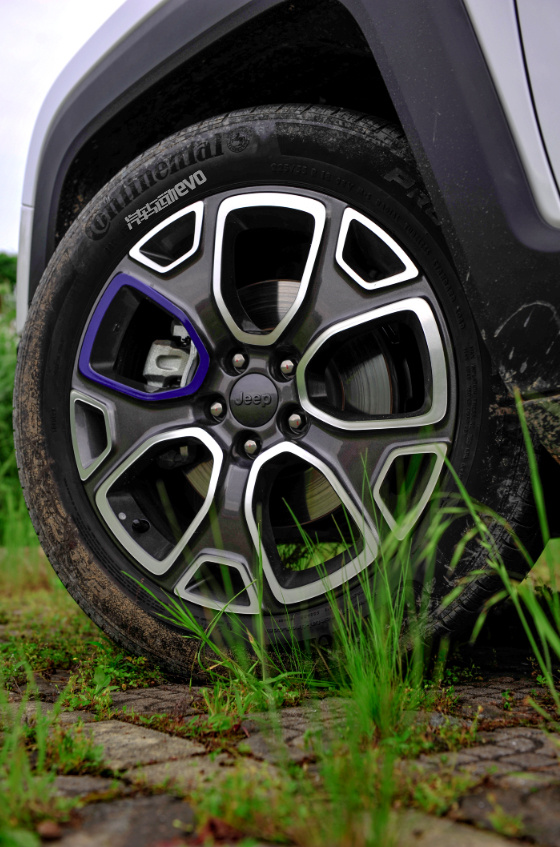 jeep自由侠试驾第一视角,毒辣车评jeep自由侠