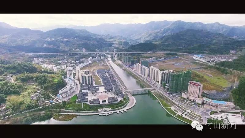 哈了哇，坐在云端往下看，这竟然是竹山啊！