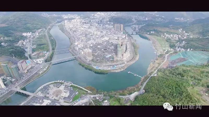 哈了哇，坐在云端往下看，这竟然是竹山啊！