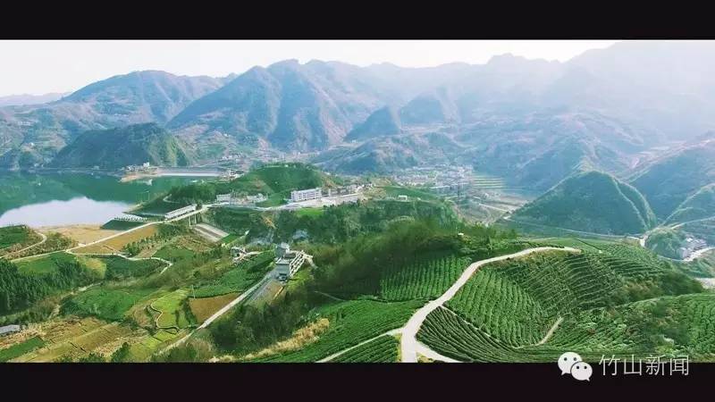 哈了哇，坐在云端往下看，这竟然是竹山啊！