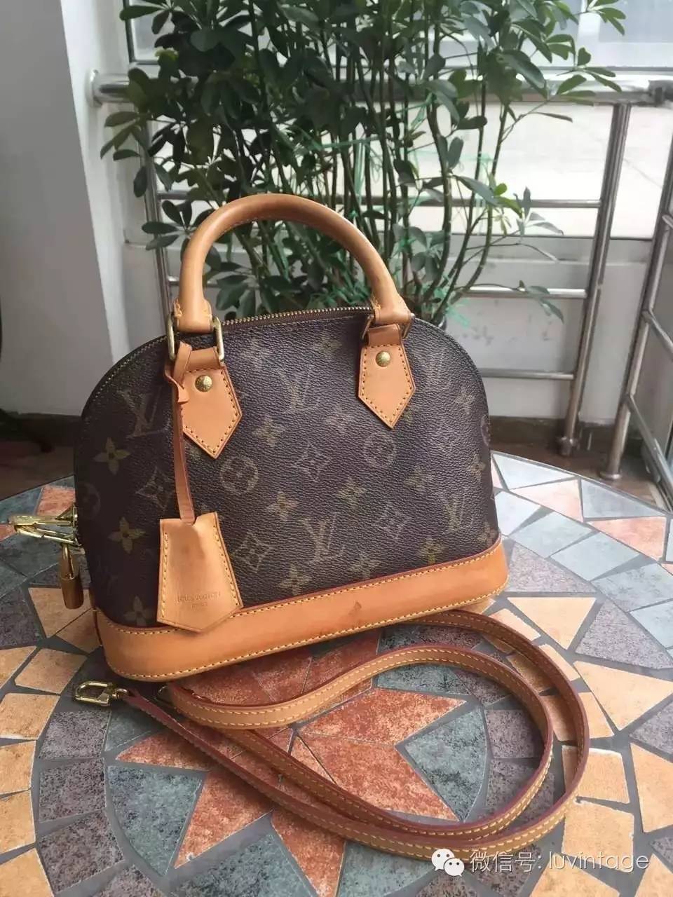 最近很火的明星lv包女,lvcapucines包