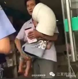 女子被塞进行李箱被救,女子被塞行李箱