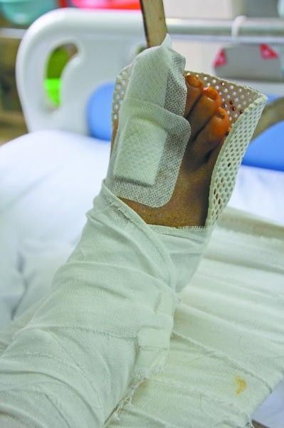 公交车司机扶起摔倒老人被讹,公交司机扶起摔倒大妈反被冤枉