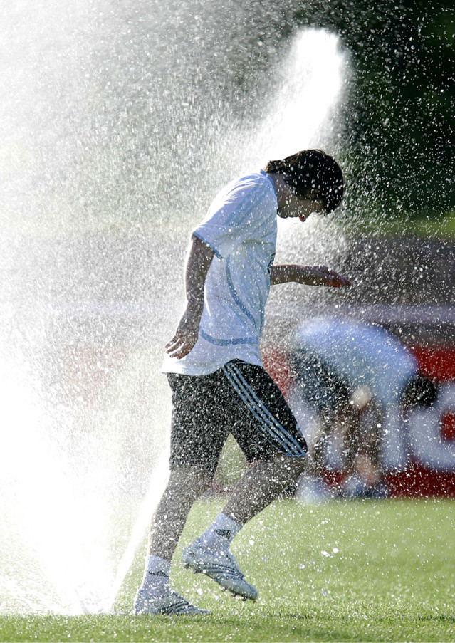 球王梅西夺冠纪念球,梅西的成长日记