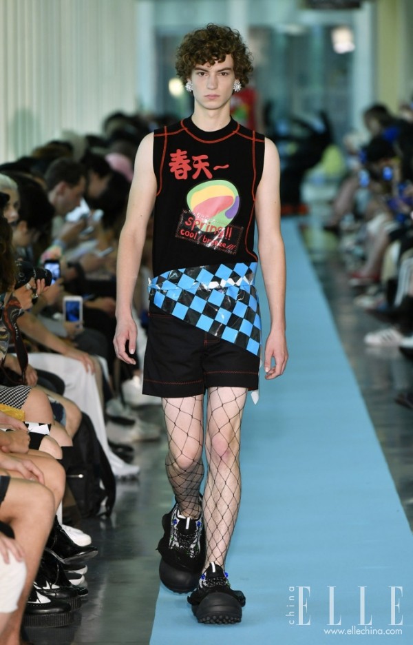 寰堟悶绗戠殑浜轰竴鐪嬪埌灏辩瑧,鐪嬭捣鏉ュ緢鎼炵瑧鐨勫鍥戒汉