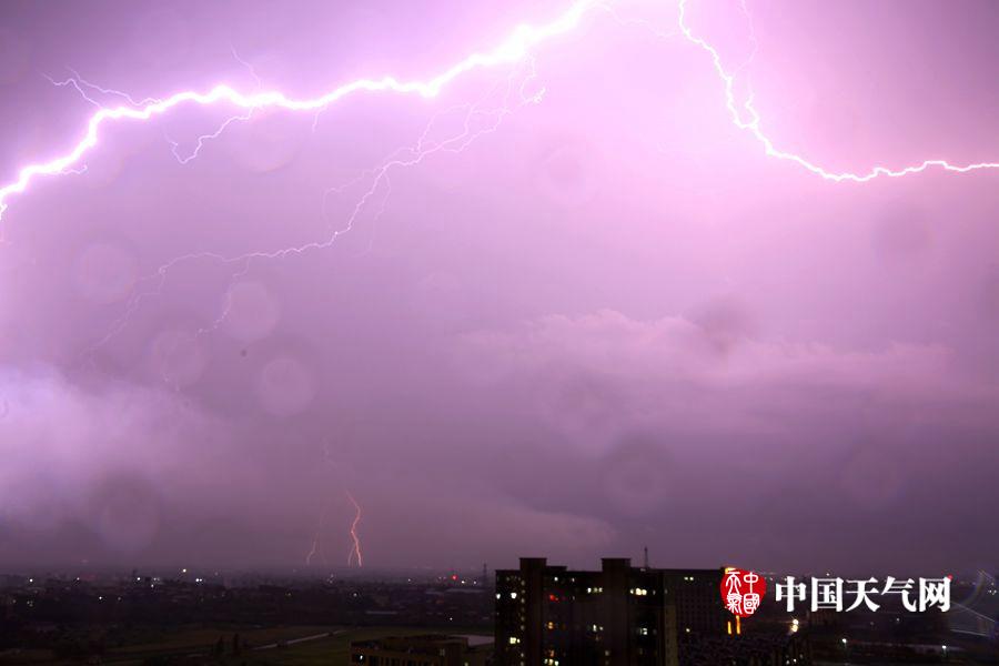 江西南昌遭遇下午1点黑雷暴天气,江西南昌凌晨突迎11级雷暴大风