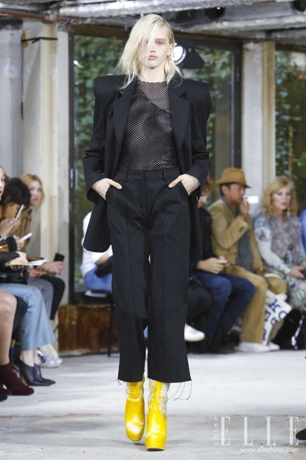 寰堟悶绗戠殑浜轰竴鐪嬪埌灏辩瑧,鐪嬭捣鏉ュ緢鎼炵瑧鐨勫鍥戒汉