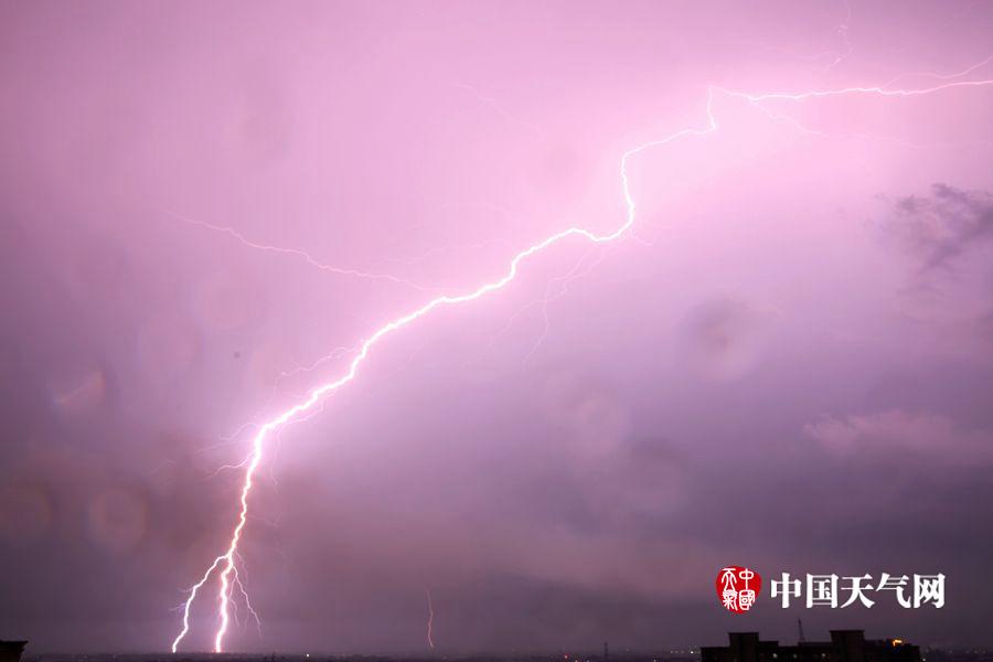 江西南昌遭遇下午1点黑雷暴天气,江西南昌凌晨突迎11级雷暴大风