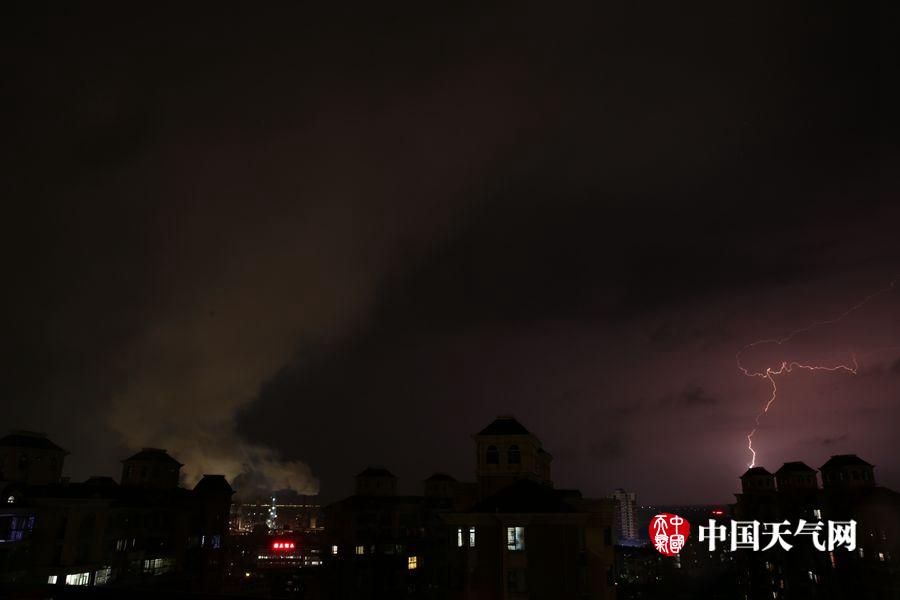 江西南昌遭遇下午1点黑雷暴天气,江西南昌凌晨突迎11级雷暴大风