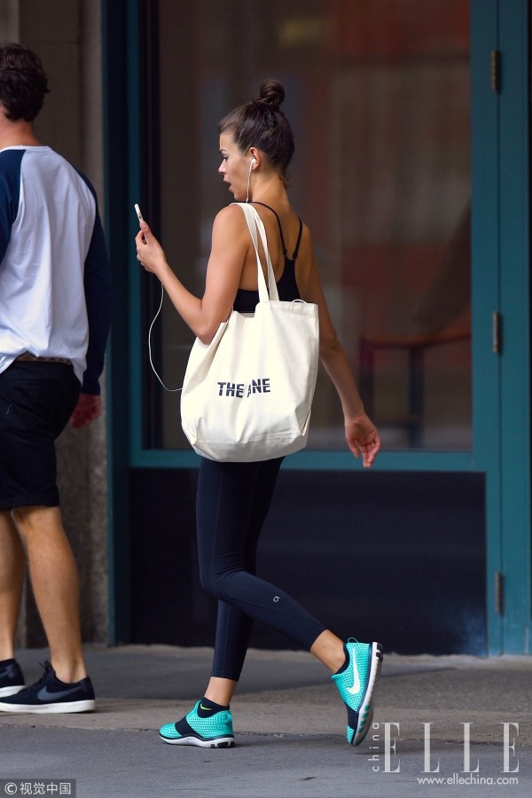 宋茜混搭双肩包个性加分,宋茜新包