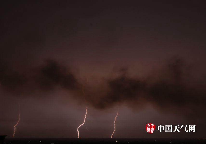 江西南昌遭遇下午1点黑雷暴天气,江西南昌凌晨突迎11级雷暴大风