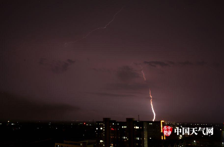 江西南昌遭遇下午1点黑雷暴天气,江西南昌凌晨突迎11级雷暴大风