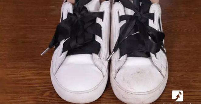 新买来的小白鞋挤脚磨脚怎么办,穿新鞋脚磨泡怎么处理