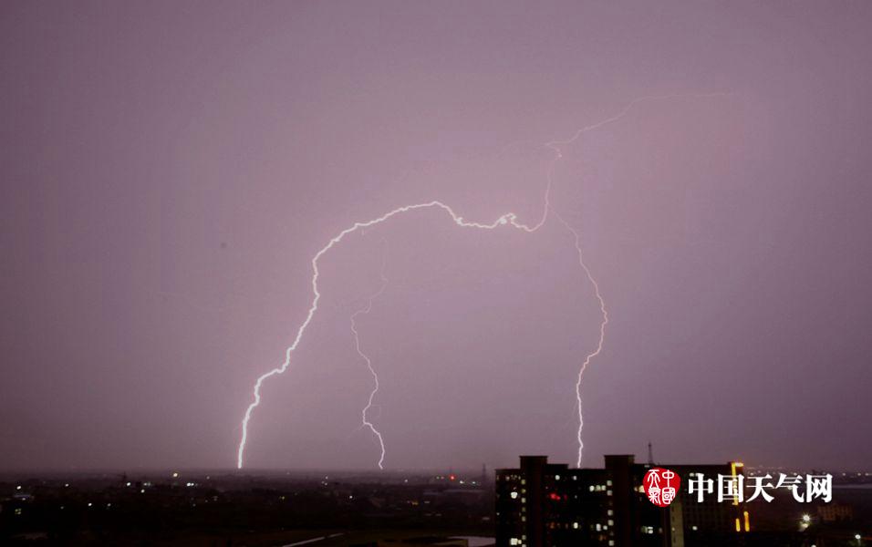 江西南昌遭遇下午1点黑雷暴天气,江西南昌凌晨突迎11级雷暴大风