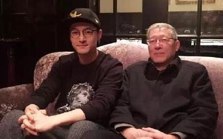 胡歌带爸爸参加活动,胡歌陪爸爸