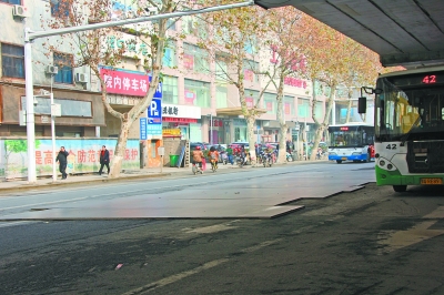 公交车司机扶起摔倒老人被讹,公交司机扶起摔倒大妈反被冤枉