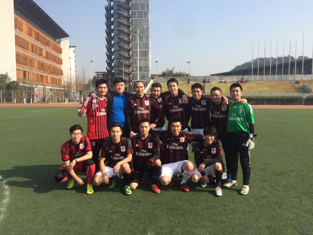 米兰联赛最后一场被逆转,米兰队0比1输球回放