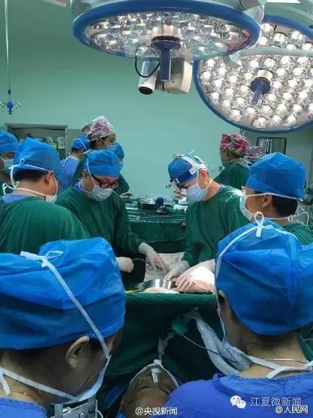 女子被塞进行李箱被救,女子被塞行李箱