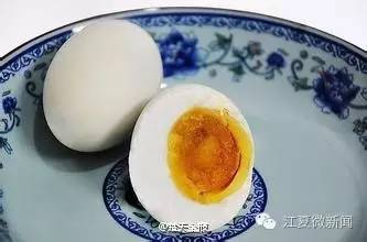 女子被塞进行李箱被救,女子被塞行李箱