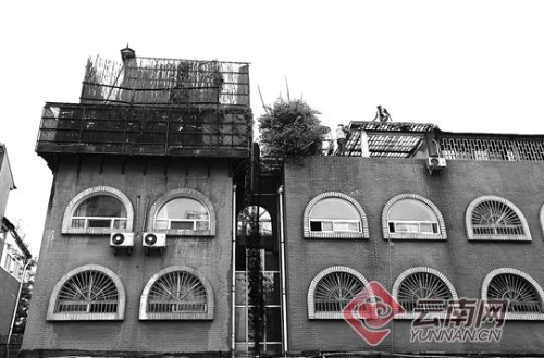 瞄准翠湖周边住宅私搭乱建消防云梯运工人直达楼顶拆违建