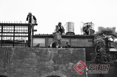 瞄准翠湖周边住宅私搭乱建消防云梯运工人直达楼顶拆违建