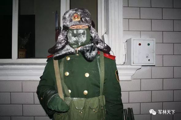 当兵站岗120分钟都在想什么,当兵站岗一人一天站几小时