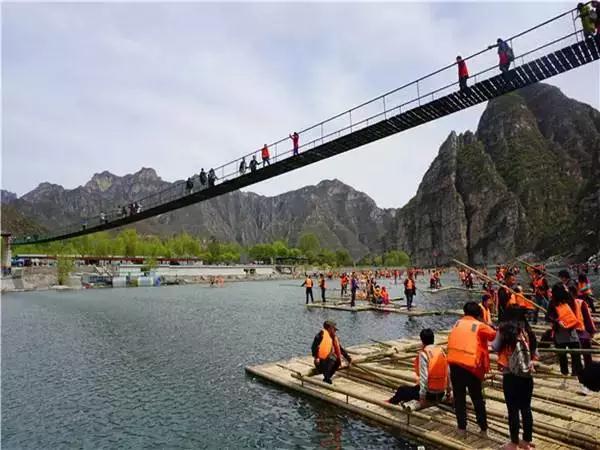 高山峡谷漂流,山溪竹筏漂流