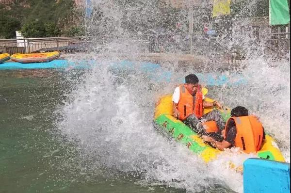 高山峡谷漂流,山溪竹筏漂流