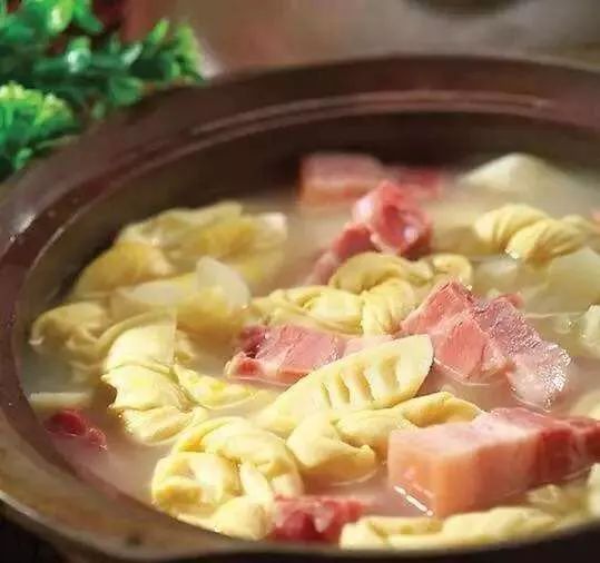 3月啦！不时不吃的苏州人又迎来了一波春天的美食，青团子、腌笃鲜、明前螺、马兰头……