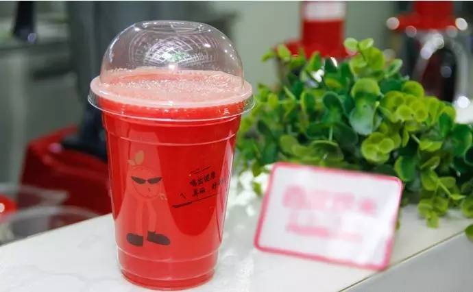 健康果汁喝起来冰爽一夏,鲜榨果汁营养会流失吗