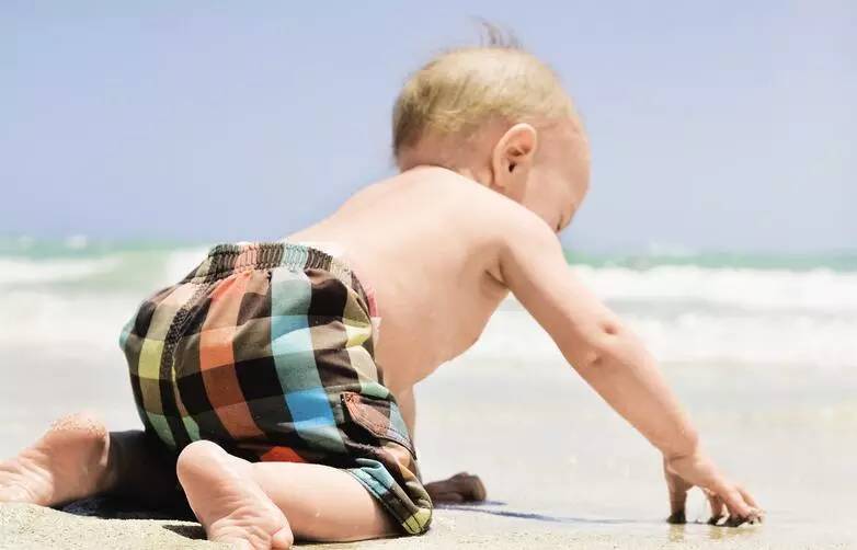 为什么小孩总喜欢玩沙子玩水,宝宝玩沙子玩水