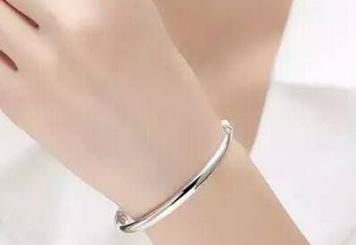 银镯子戴手上手腕变黑怎么回事,银镯子碰到84消毒液变黑怎么办