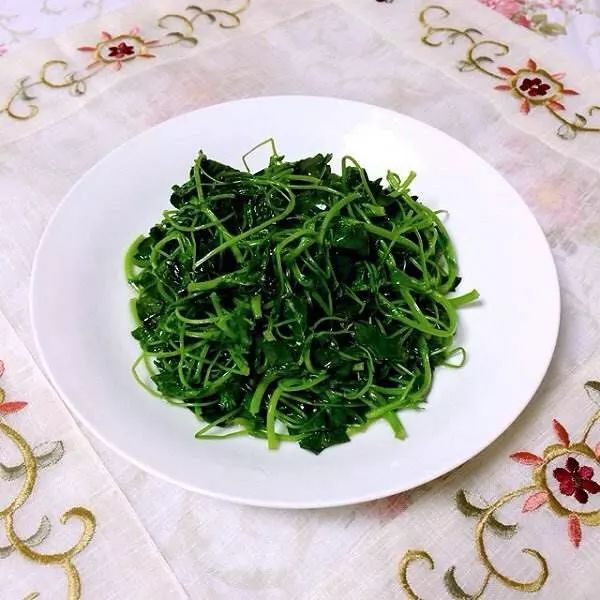 3月啦！不时不吃的苏州人又迎来了一波春天的美食，青团子、腌笃鲜、明前螺、马兰头……