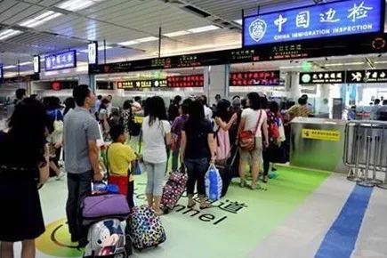 85岁阿婆带了4瓶止咳露入境,这一次深检君又创新了……