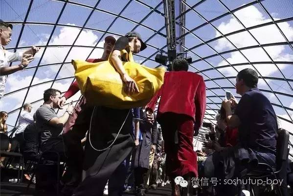 balenciaga冬季时装发布秀,99年lv秀场男装