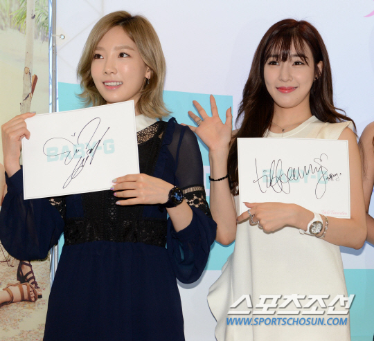 少时出席品牌活动女神笑容迷人