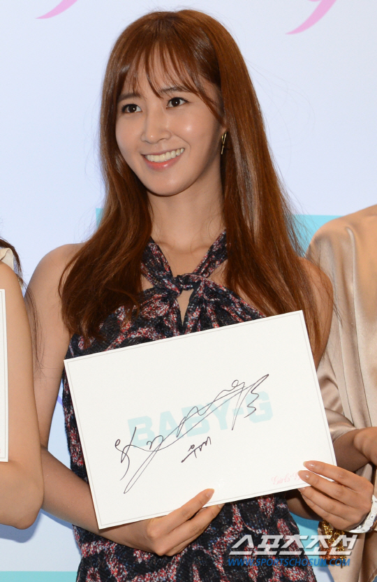 少时出席品牌活动女神笑容迷人