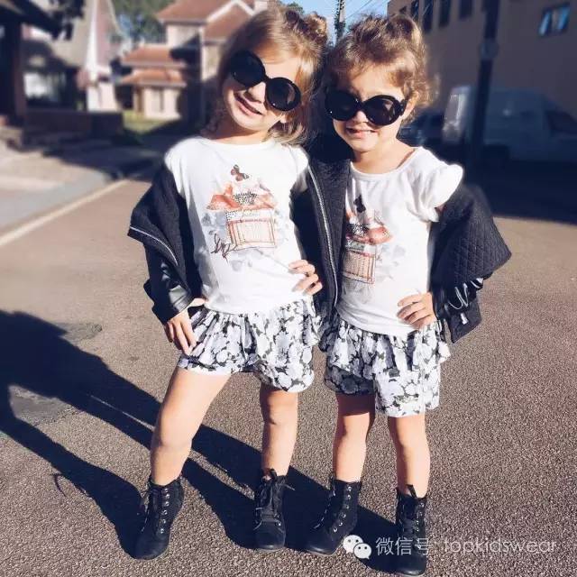可爱又好看的双胞胎穿搭,双胞胎出门这样穿回头率超高