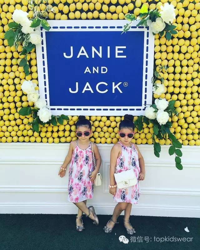 可爱又好看的双胞胎穿搭,双胞胎出门这样穿回头率超高