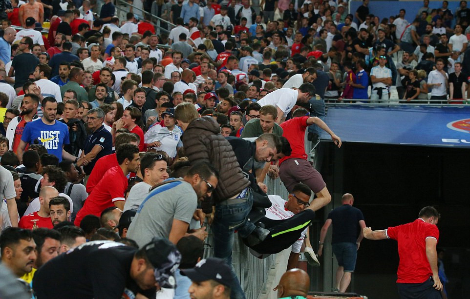 欧洲杯英国俄罗斯打架,欧洲杯爆发严重冲突篮球