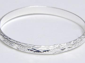 银镯子戴手上手腕变黑怎么回事,银镯子碰到84消毒液变黑怎么办